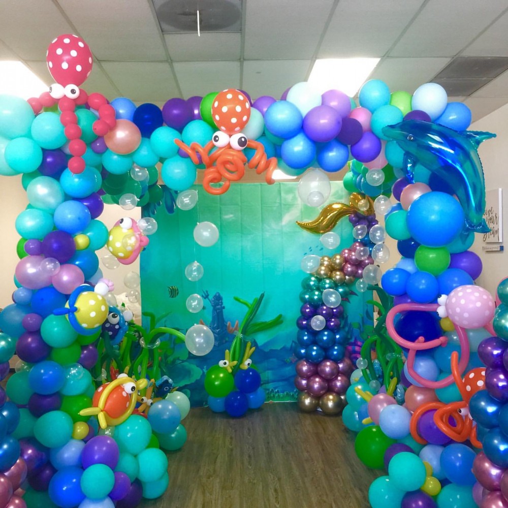 Αψίδα με σύνθεση μπαλονιών με θέμα  βυθος  Centerpiece με το θεμα και την ηλικια 