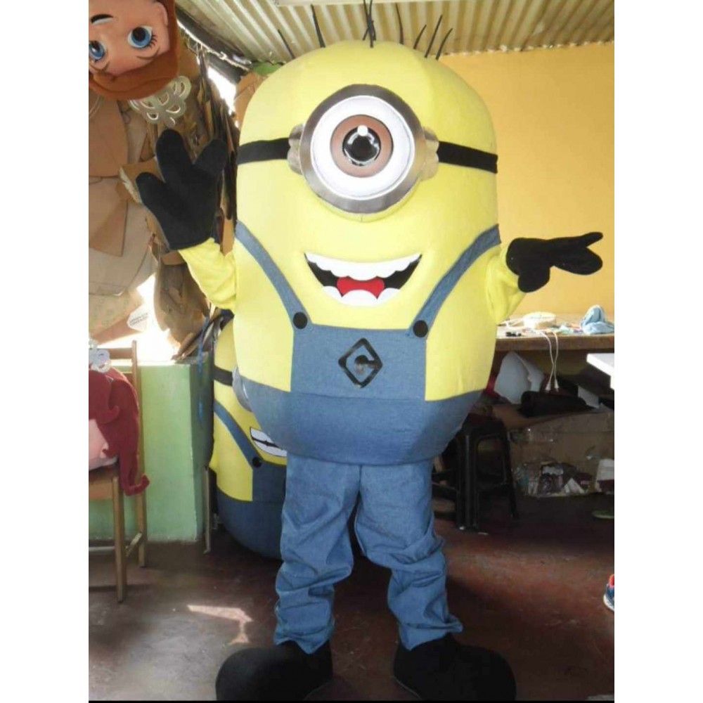 Μασκώτ Μίνιον  στην εκκλησία 1h 