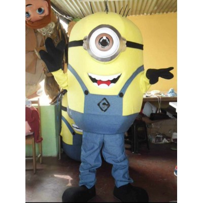 Μασκώτ Μίνιον  στην εκκλησία 1h 